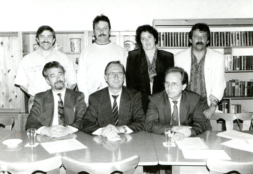 Der erste Vorstand der „neuen“ KG: Franz Stollwerk, Fred Siegers, Linda Dickmeis, Theo Vahsen (hinten v. l.), Willy Thelen, Heinz Naeven, Toni Theisen (vorne v.l.). Es fehlen Franz-Josef Auer, Willy Naeven, Willi Dickmeis und Elbertus Derksen.